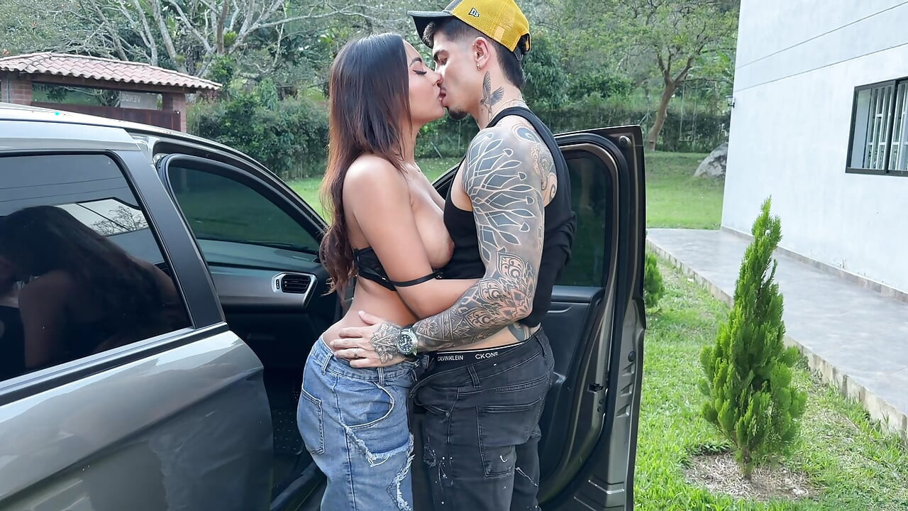 I cum inside her pussy after interviewing her in the car