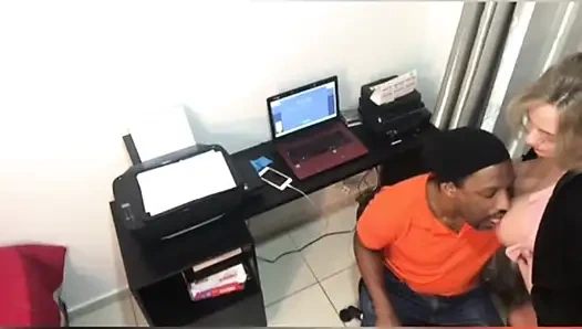 Clarkes Boutaine ve Ines Ventura ofiste