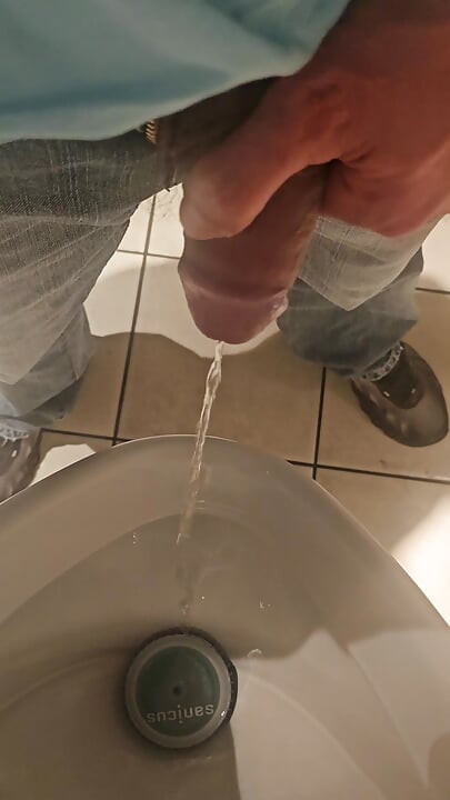 Langt piss på offentlig restaurant Toilette