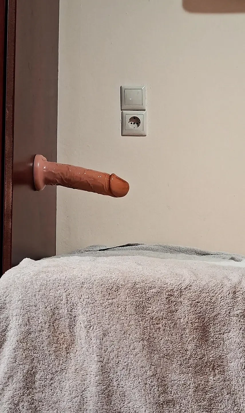Com tesão como Sempre na Minha Posição Favorita, acariciando meus mamilos e pronto para gozar ...