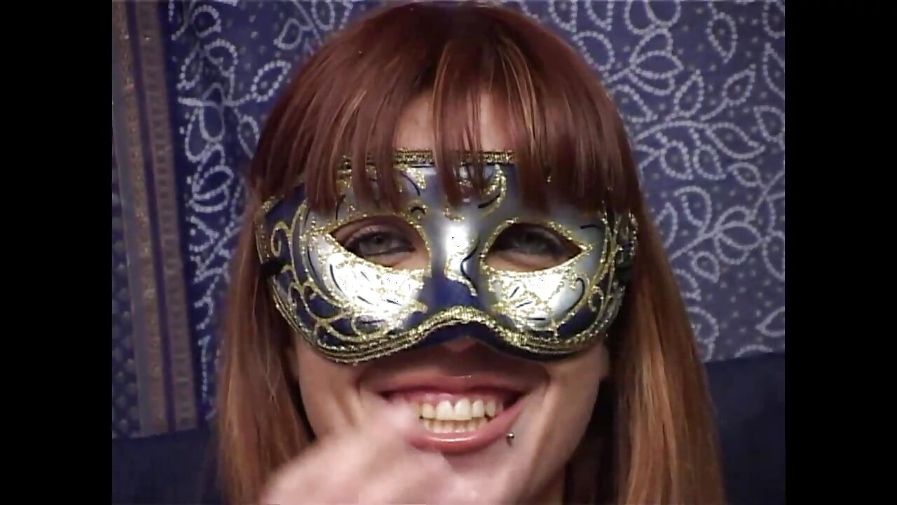 Underbar sexig amatör maskerad MILF med stora bröstvårtor njuter av en dildo inuti hennes fitta