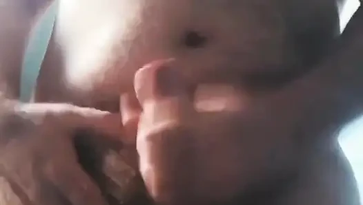 Büyük İngiliz kıllı üvey baba ayı boşalmayla mastürbasyon yapıyor