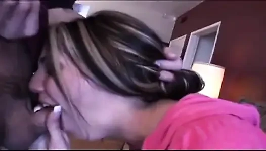 Dövmeli seksi sakso fahişesi yarak emiyor ve sert domalarak sikiliyor