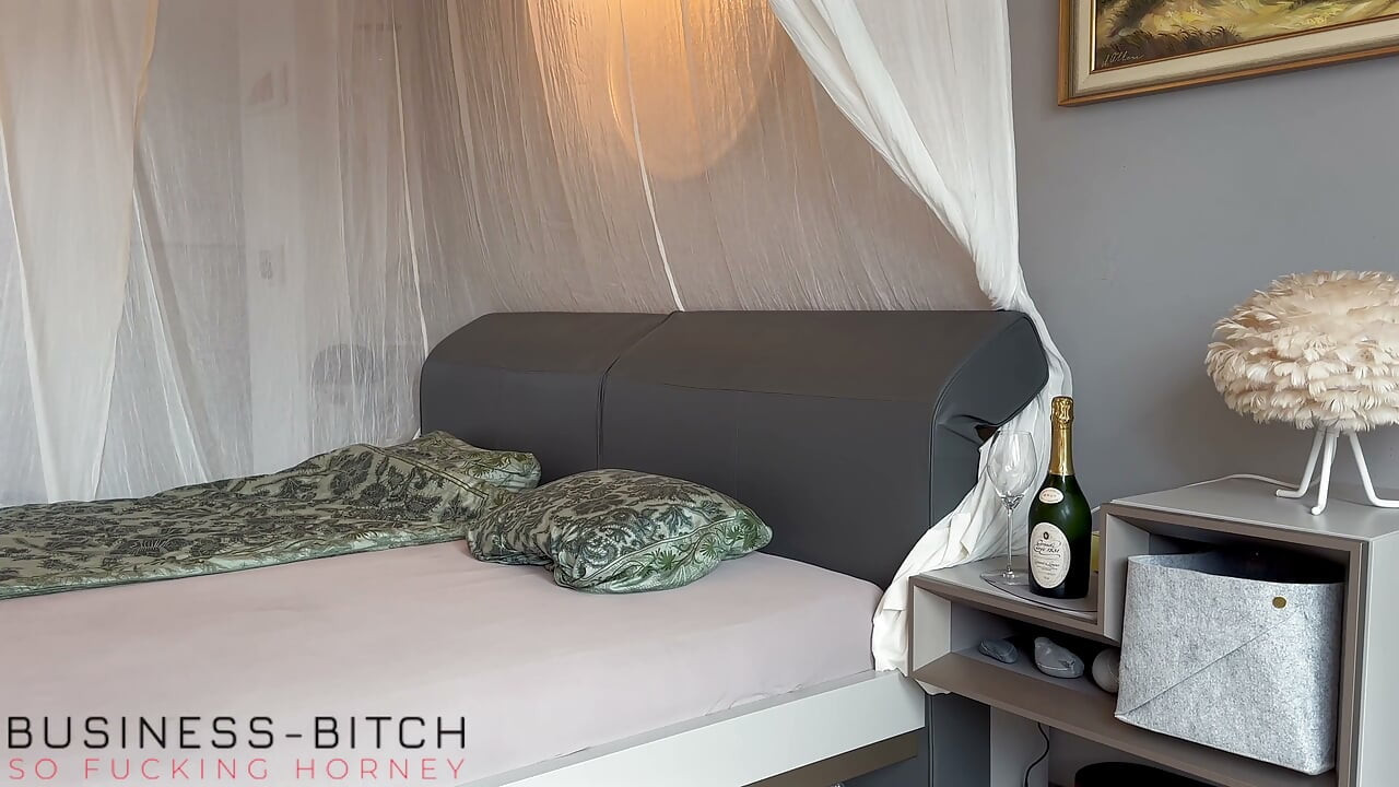 Mulher de negócios de luxo depois do expediente exibindo seu corpo curvilíneo e se masturbando - Business-bitch