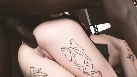 Сцена жесткого траха -3_Busty татуированная блондинка получает черный член в ее мокрую задницу