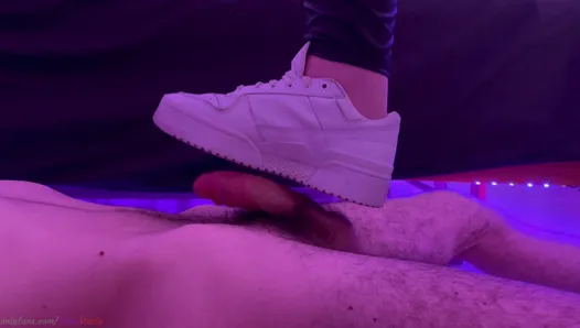 Aggressive Sneaker Shoejob in Leather Leggings