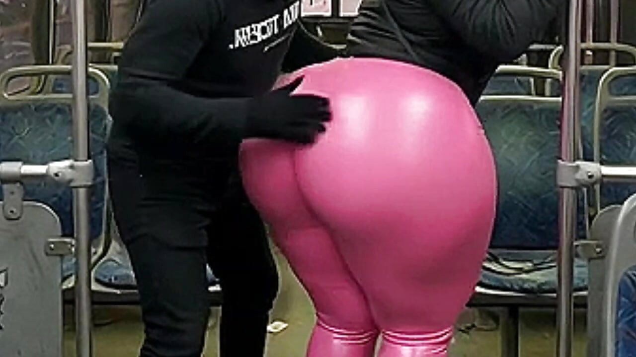 黒いパンツの大きな女の子がバスの中で押し付けられ、黒いTバックで終わる