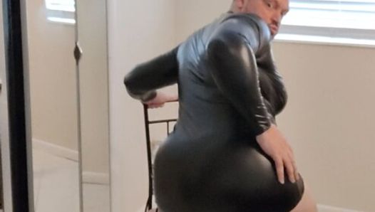 Sexy maddy experimentando novo vestido de couro preto