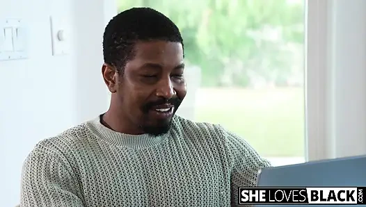 Возбужденная крошка Nicole Aria сосет большой черный член перед скачкой на нем