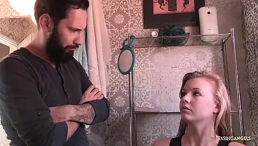 Блондинка глубоко заглатывает член и трахается в киску в ванной