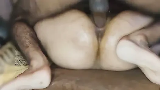 Domaltarak büyük göt deliği sikişiyor Hintli yenge