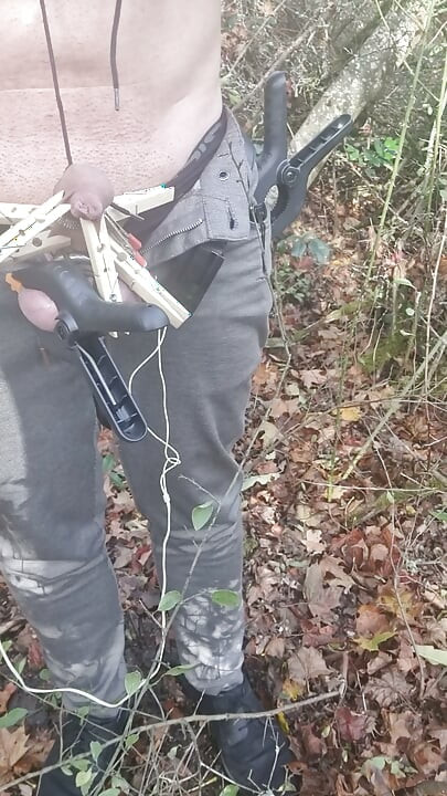 Przywiązana na zewnątrz z elektrycznością i woskiem