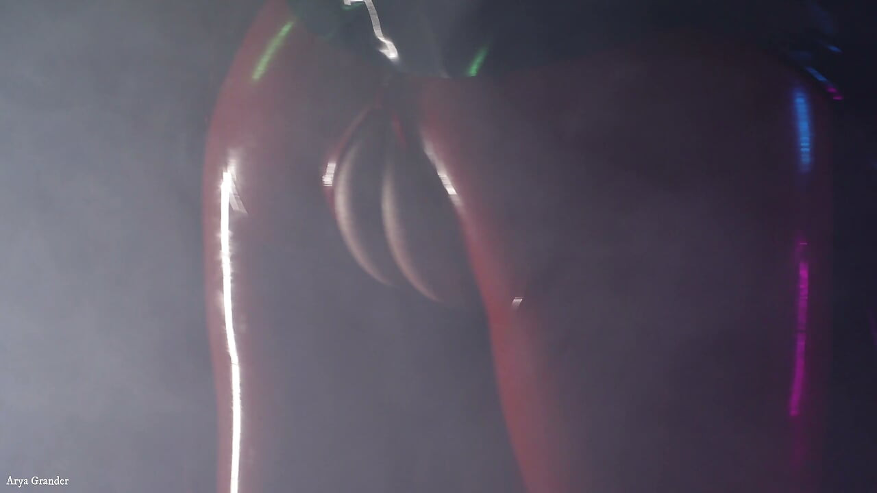 Latex curvy girl in the smoke Arya Grander
