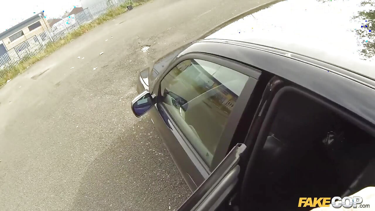 Fake cop - ciclista caliente con grandes tetas y dulce culo toma una gran carga