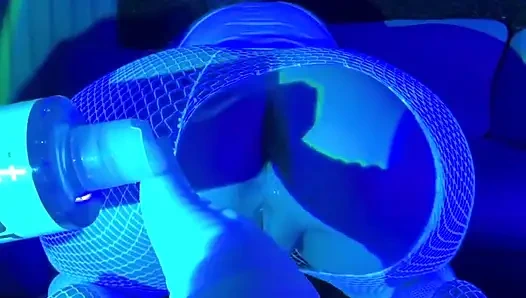 Круглая жопа с идеальной киской принимает огромный дилдо и хуй