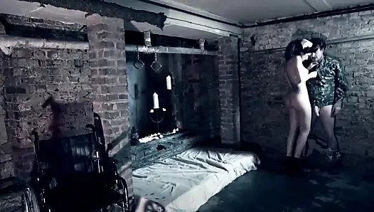 Военный инвалид жестко трахнул девушку и кончает в ее киску