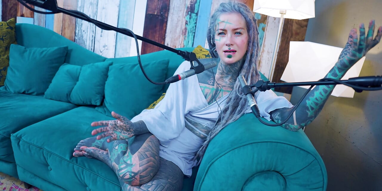 Hakkında konuşuyorum n - gerekli - asmr podcast sfw konuşuyor gotik sıska kız dreadlocks dövmeli model dövmeli kız