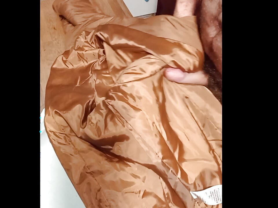 Bu tatlı bayan kabarık biraz boşalmak için yalvarıyor