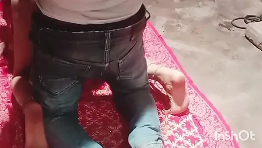 Mere pass ek hi Sadi hai, desi bhabhi ko pela