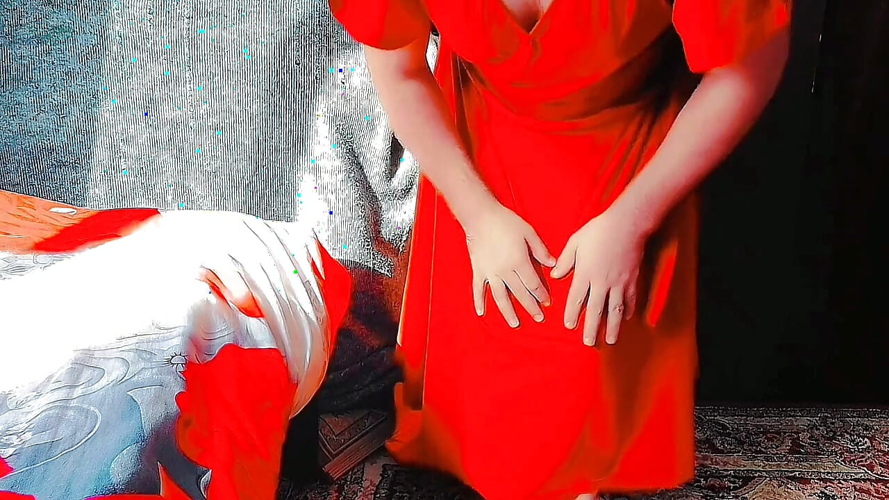 Razigrani femboy se naginje naprijed u kratkoj traper suknji
