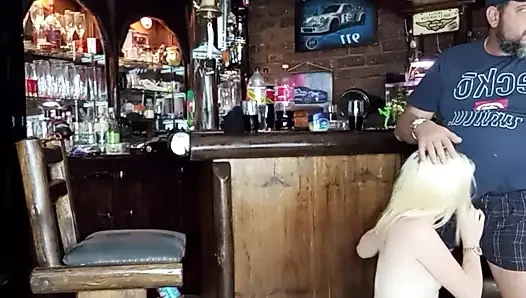 Meine freundin lutscht mich und der schwanz meines freundes kommt in den hals und auf titten