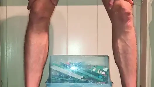 Ateşli eşcinsel twink tek başına sert büyük yarak yapay penisle sidik orgazmı