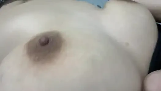 Göğüslerim sütle dolu