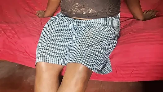 Temizlikçi kadın azgın bayan yatak odasında çok seksi