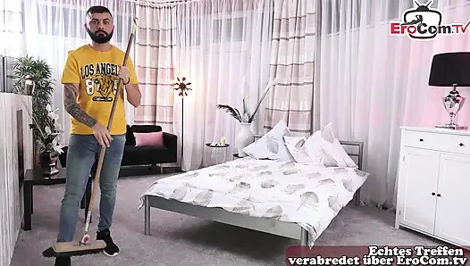 Kızıl saçlı sıska Alman dövmeli sürtük temizlikçi adamla sikişiyor