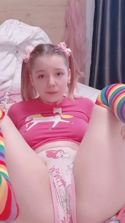 Remaja Sangat Kecil yang Baru Legal Melepas Celana Dalam Imutnya dan Menggosok Memek Mudanya | Klip 1