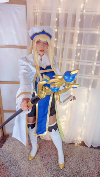 Emotivni trenutak iz "Sacerdotisa Goblin Slayer cosplay"