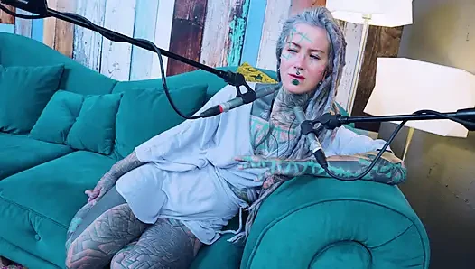 Aku berbicara tentang Z - zeal - ASMR podcast SFW berbicara dengan gadis gothic kurus model tato gimbal bertato