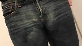 Писсинг в тугих потертых джинсах