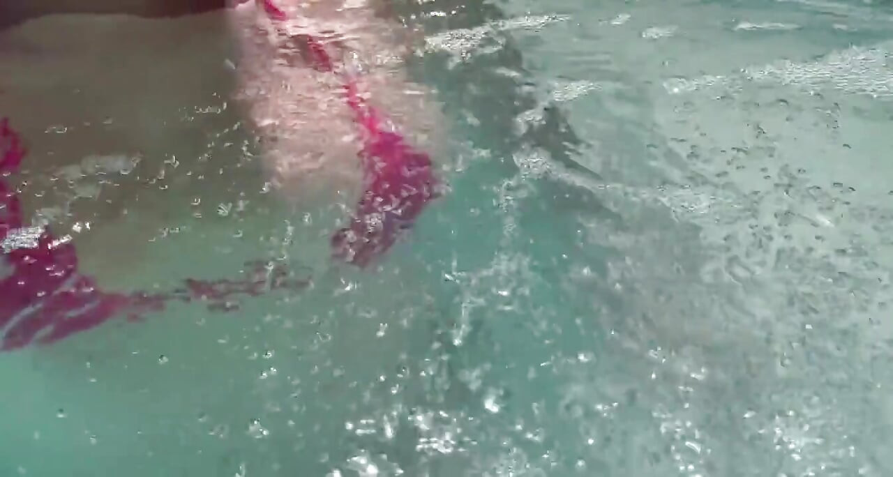 Artemisia toont graag haar perfecte tieten in een microbikini onder water