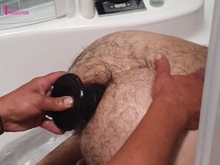 Anale vernietiging in bad met grote dildo en opblaasbare plug