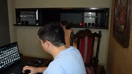 Temanku ngentot memek istriku waktu aku lagi kerja... Di sebelah mereka!