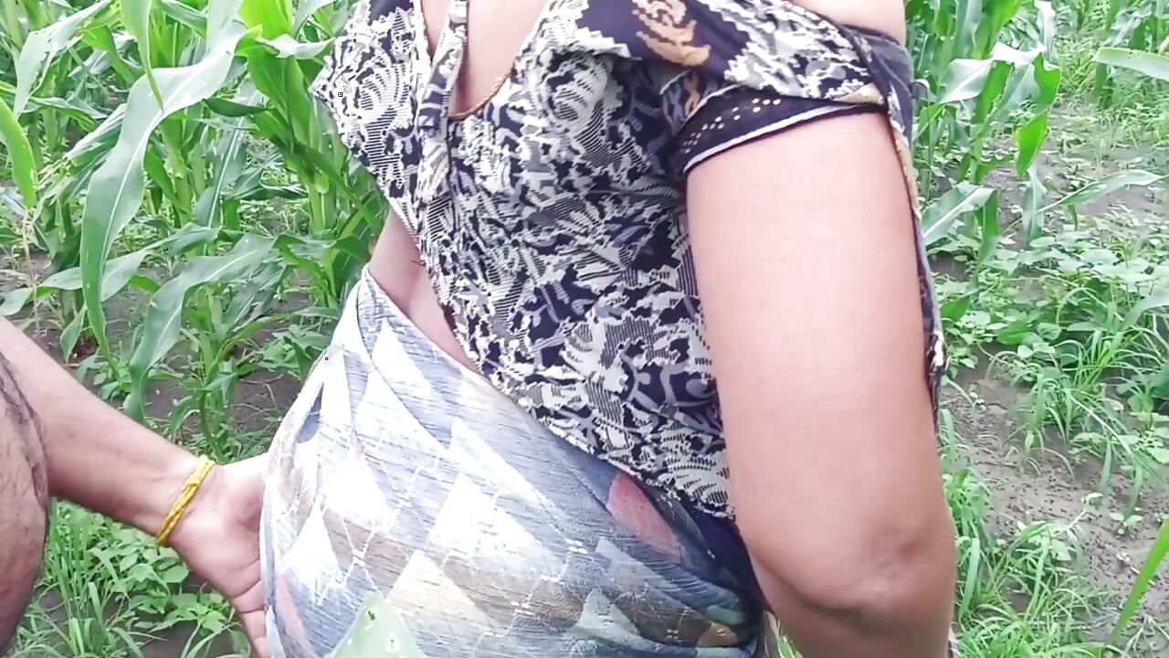 Devar apni Badi bhabhi ko khet mein Le jakar bade boobs Ko dabakar bade Gand GhodBanakar makkhi khet mein chod raha hai apne sagi bhabhi ko