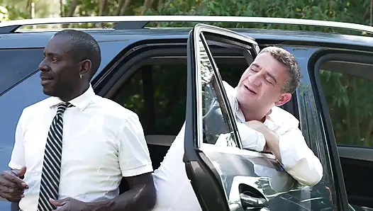 Dua pria menabrak seorang penumpanggang