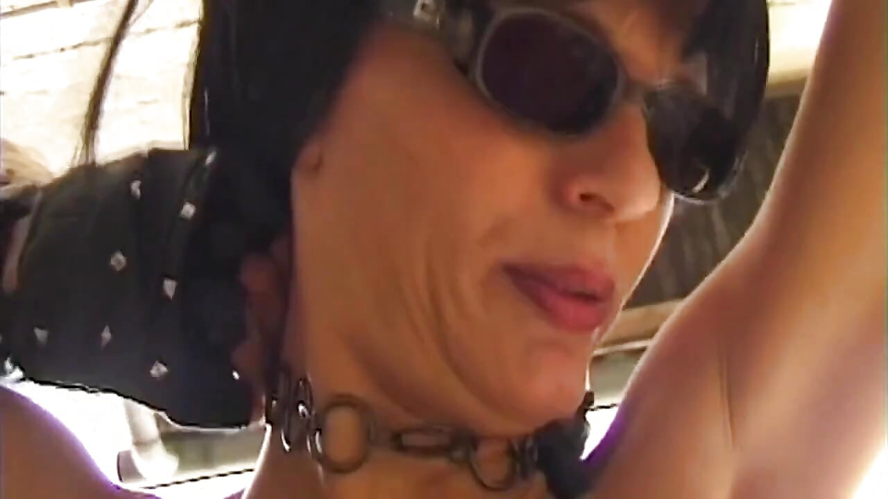 Tätowierte brünette MILf für stiefel-dominanz gefesselt