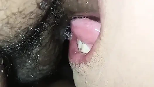 Penisini boğazından çıkarmadan emdi, sadece tamamen yumuşakken durdu.