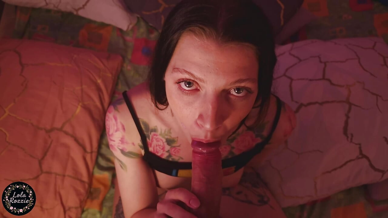 可爱的黑发女郎提供惊人的深喉口交，颜射 - 第一人称视角