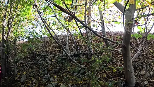 Kırmızı parlak ceketli göl kenarında açık havada riskli sakso fetişi 316