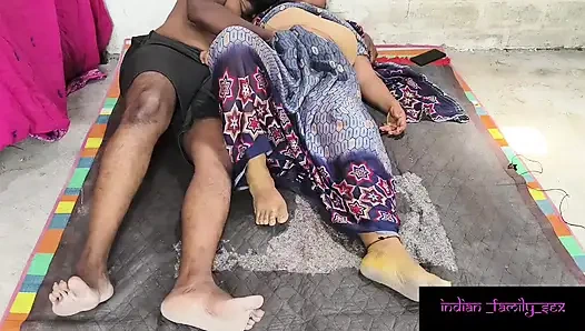 Üvey anne ve üvey oğlu porno izliyor ve birlikte seks yapıyor