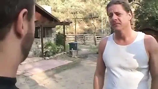 Trashige MILF wird von drei typen geknallt und gesahnt