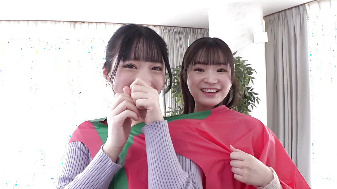 第一部：兩個親密的大學女生在超近距離雙人羽織中合作！用令和時代的新感覺遊戲挑戰自己！如果你能在限定時間內讓一個完全勃起的傢伙達到高潮，你就中獎了！！