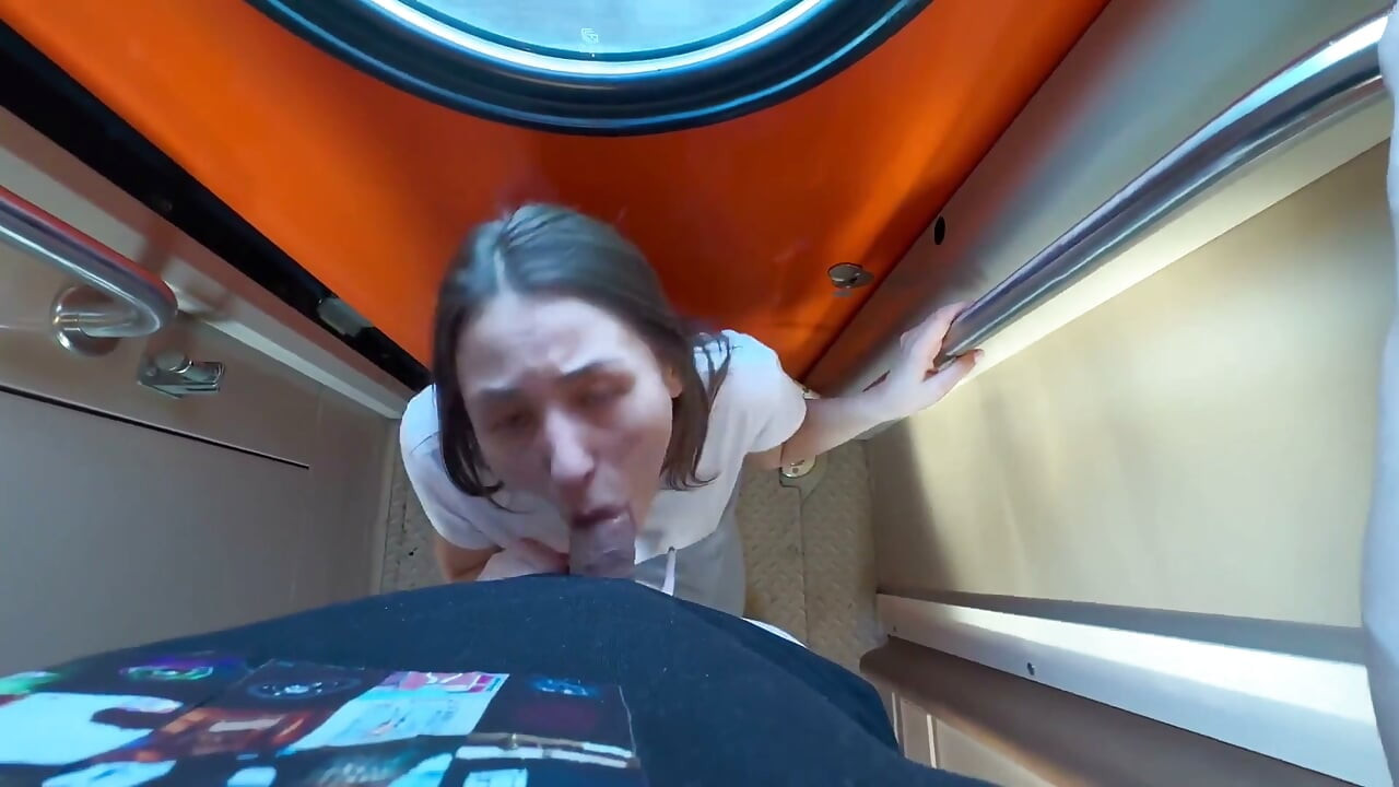 Bir tren yolculuğu ve sonra sikinin üzerinde