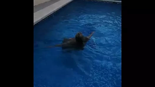 Sexy BBW-MILF im Schwimmbad