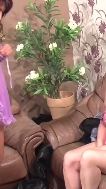 Detik ikonik dari "seks bertiga kotor dengan kotak lama"