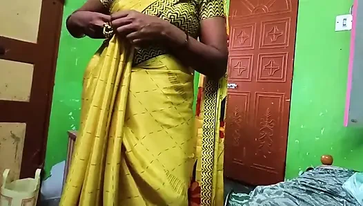 Ammu показывает большие сиськи и меняет сари