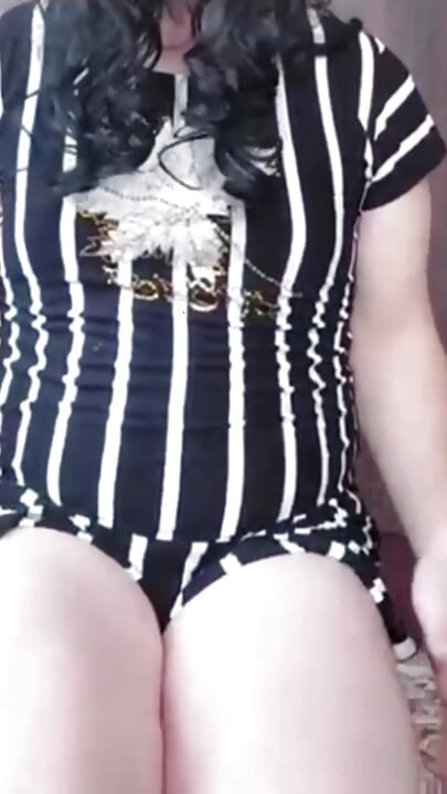 Vrući transvestit pleše divlje i slobodno večeras